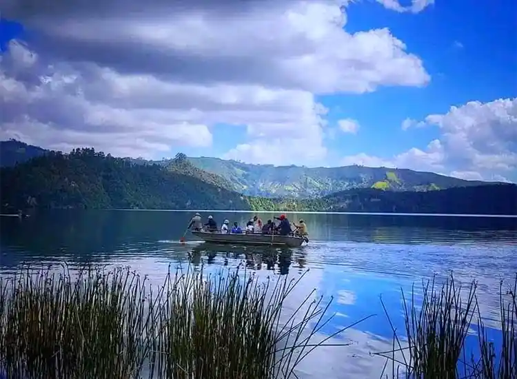 Wenchi Wonch Crater lake hiking tour and holiday packages